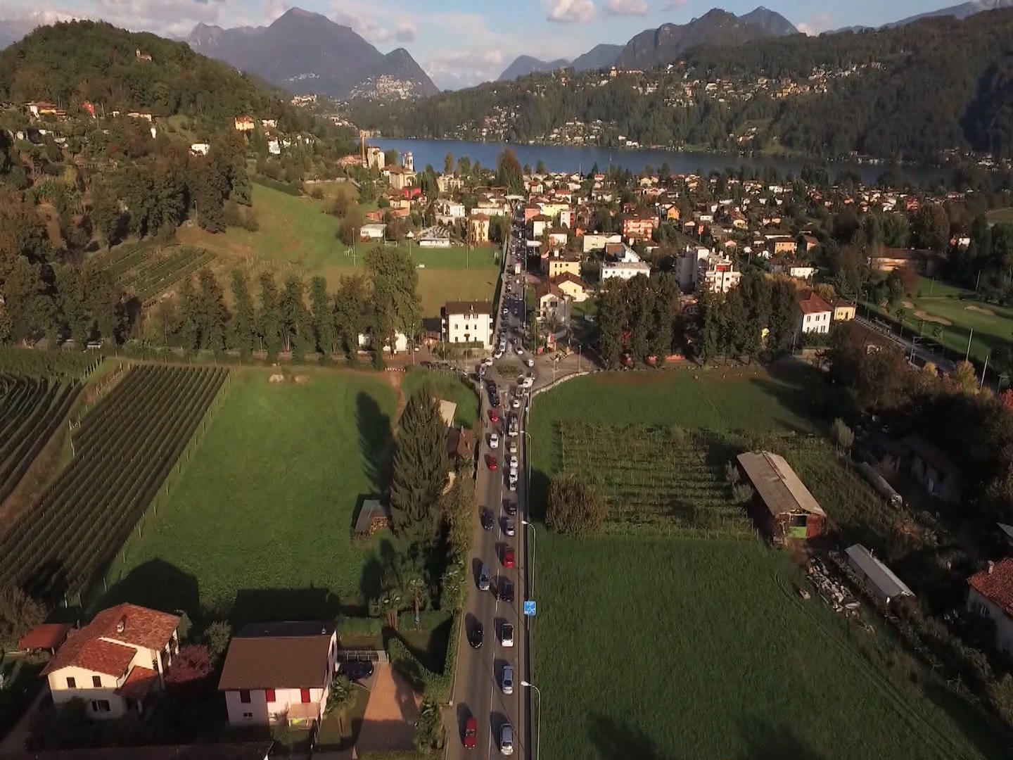 Traffico veicolare su una strada del Luganese