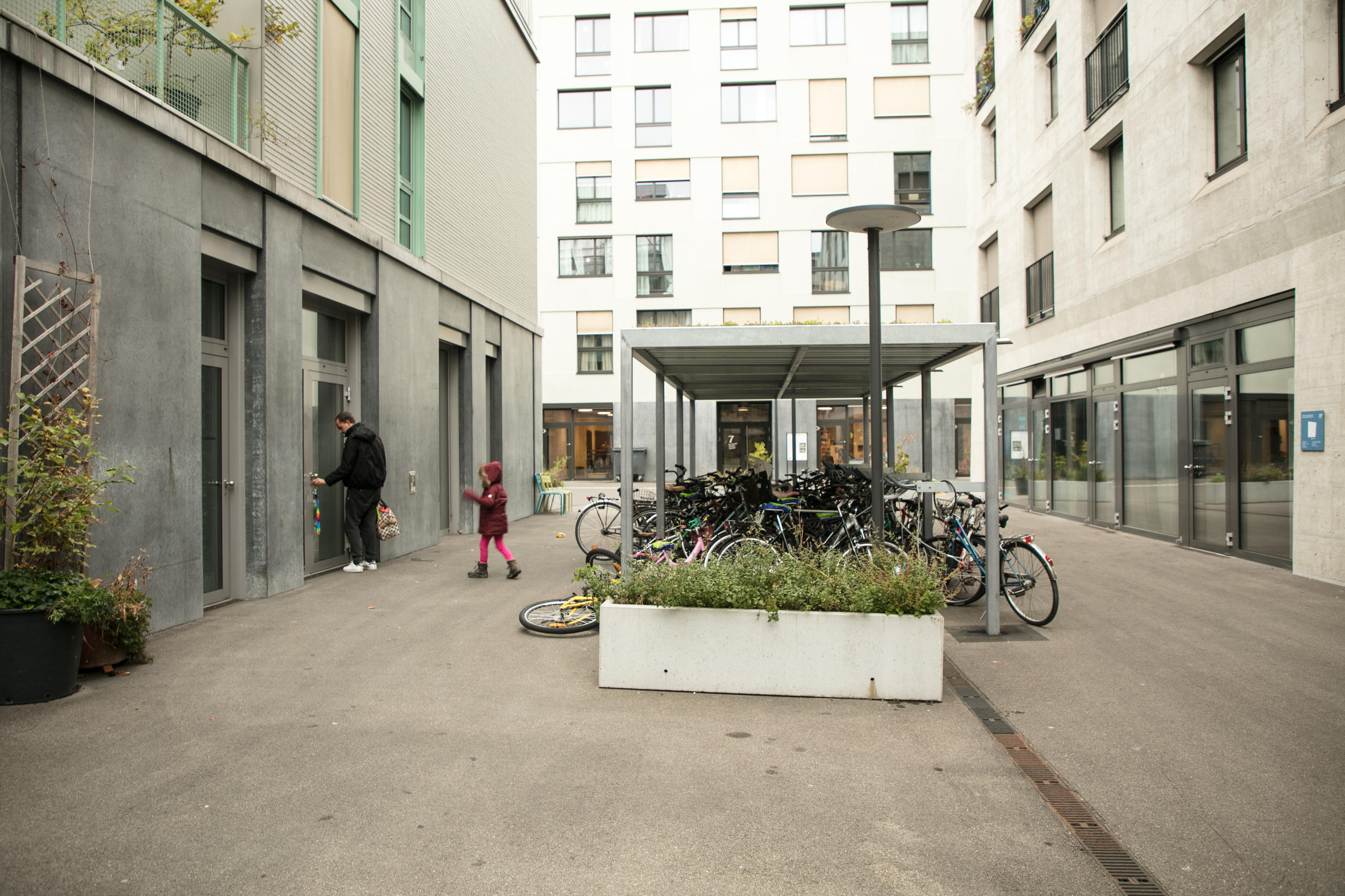 Fahrradständer zwischen den Wohmblocks