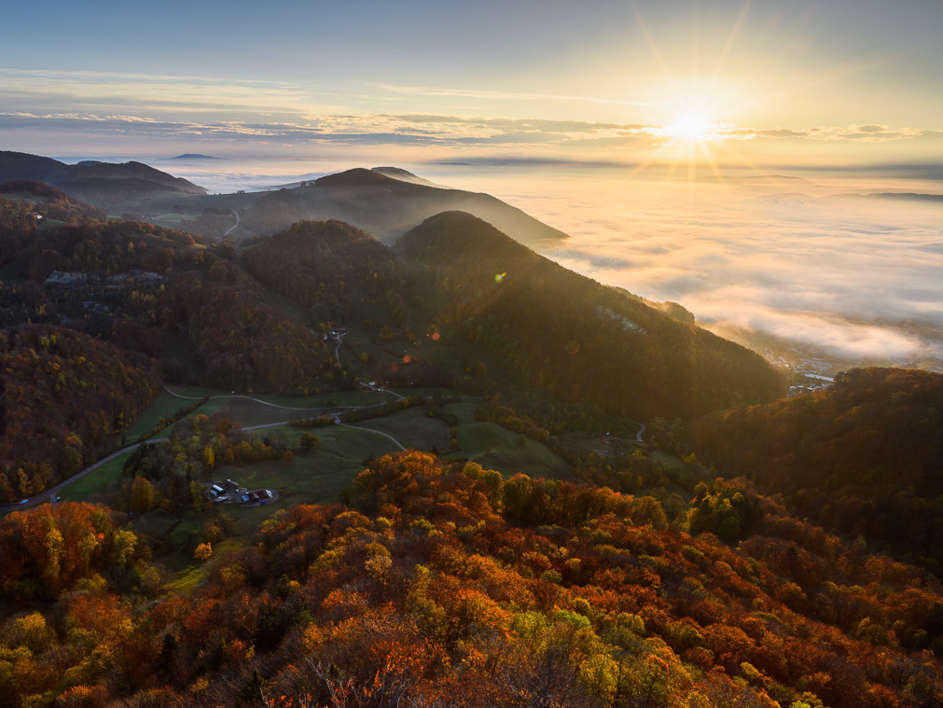 Вассерфлю (Wasserflue), кантон Ааргау. Швейцарская осень: первые лучи солнца над туманом и осенним лесом.
