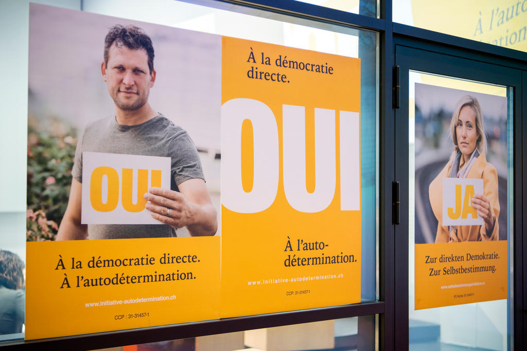 Ein gelbes Plakat mit Ja zur direkten Demokratie