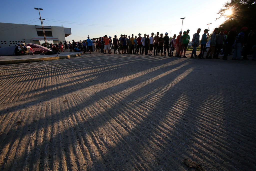 Fila di migranti in Messico