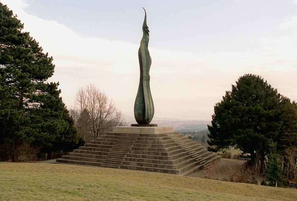 En forma de flama y de una altura de 18 metros, Memorial de Forch (Zúrich)