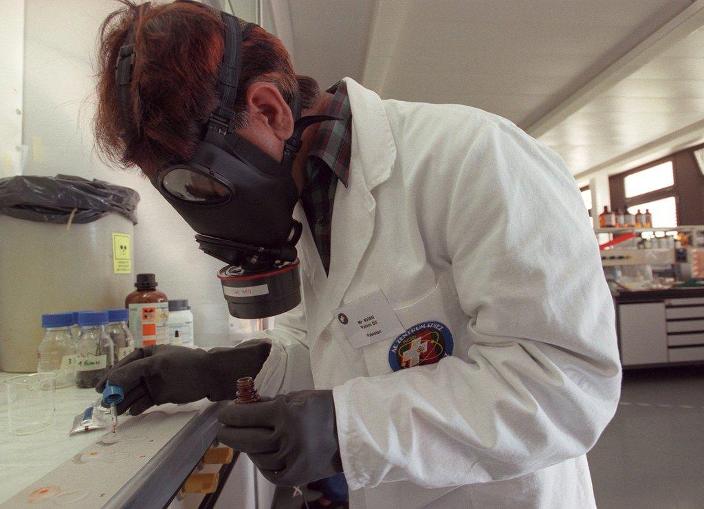 Un trabajador en plena labor en el Laboratorio de Spiez.