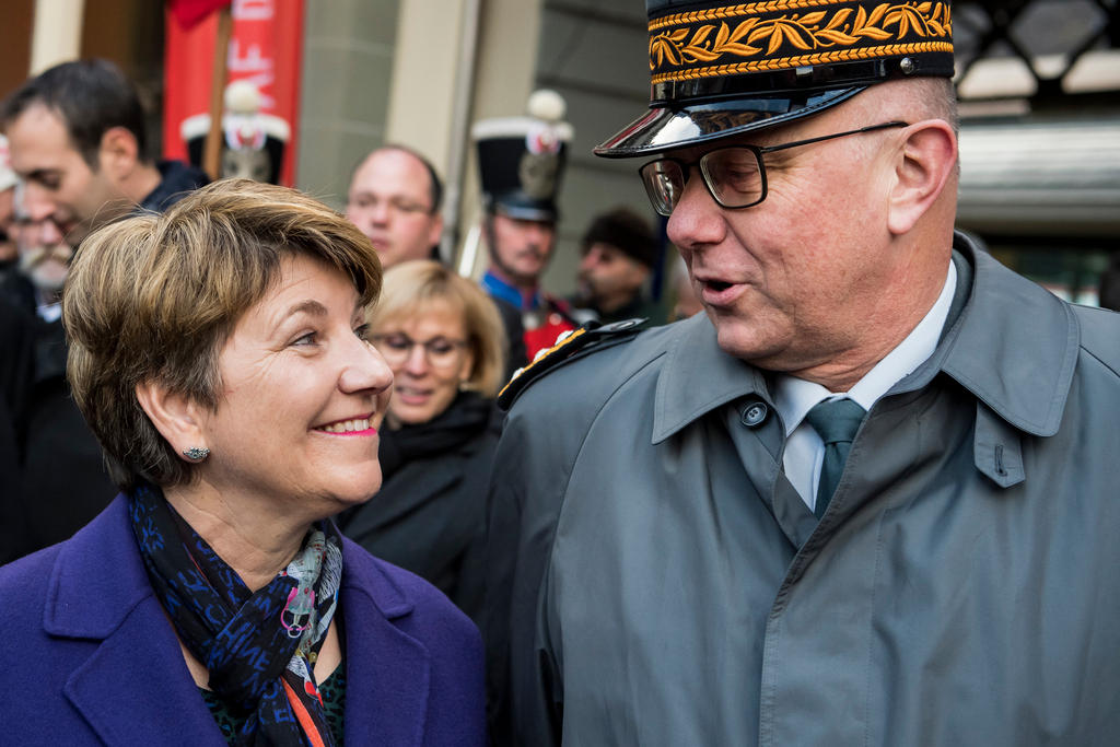 A destra la neoeletta Viola Amherd con il capo dell esercito Philippe Rebord
