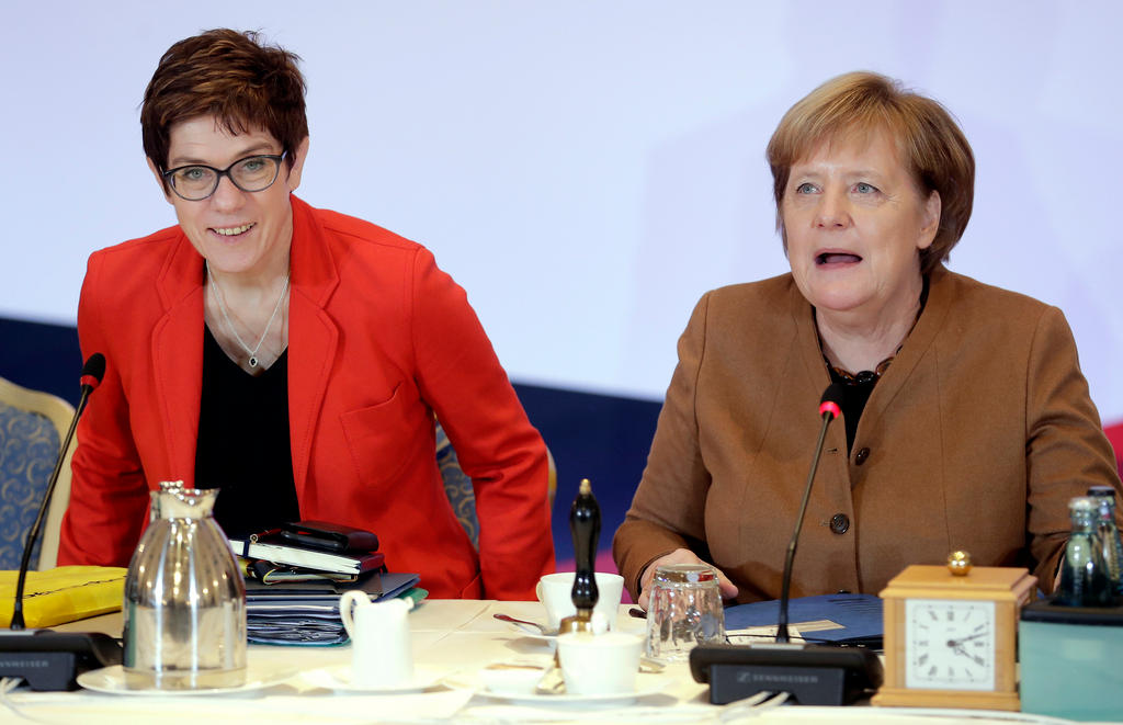 Angela Merkel a destra accanto alla favorita per la sua successione: la segretaria generale Annegret Kramp-Karrenbauer