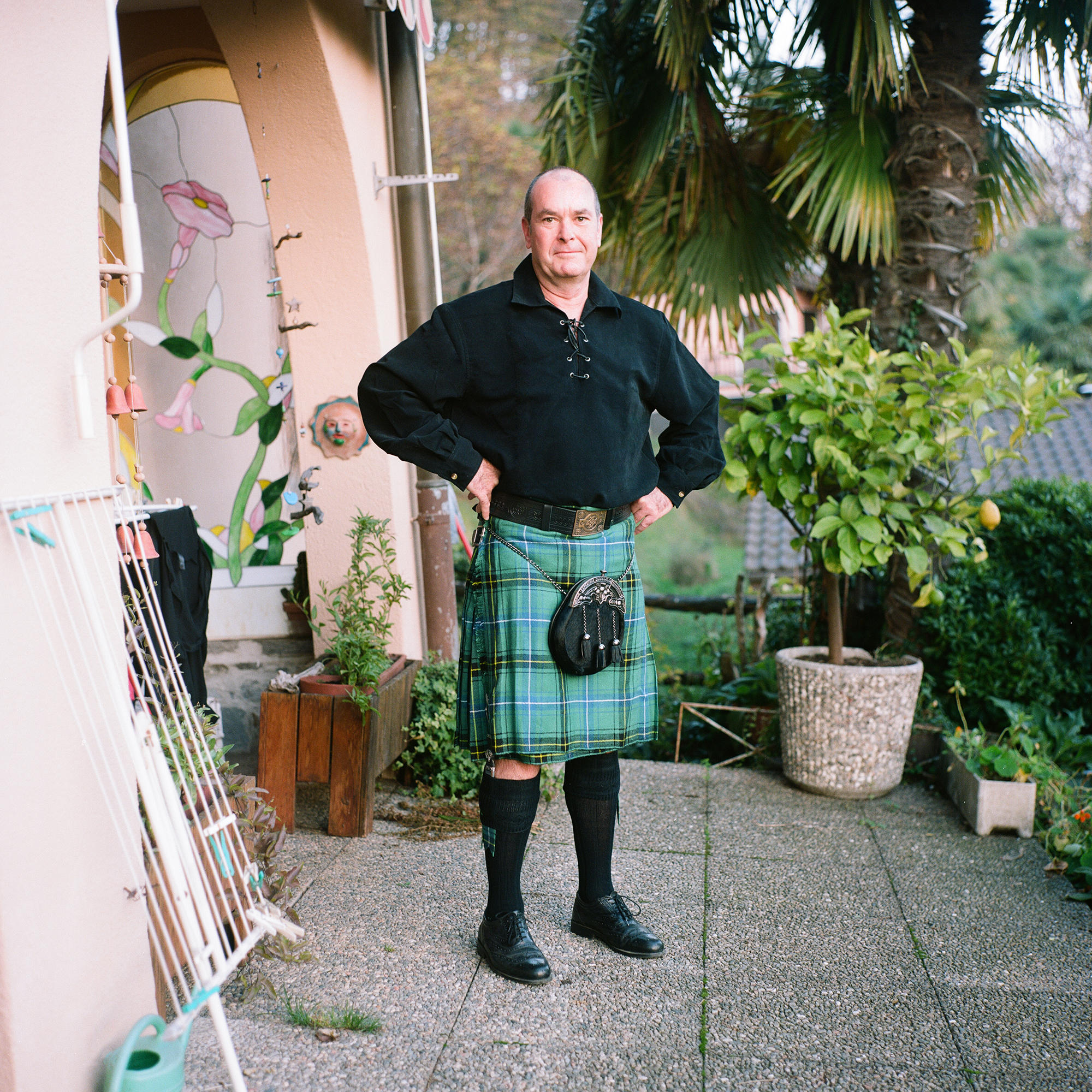 Hombre con vestimenta típica de Escocia: con falda verde a cuadros