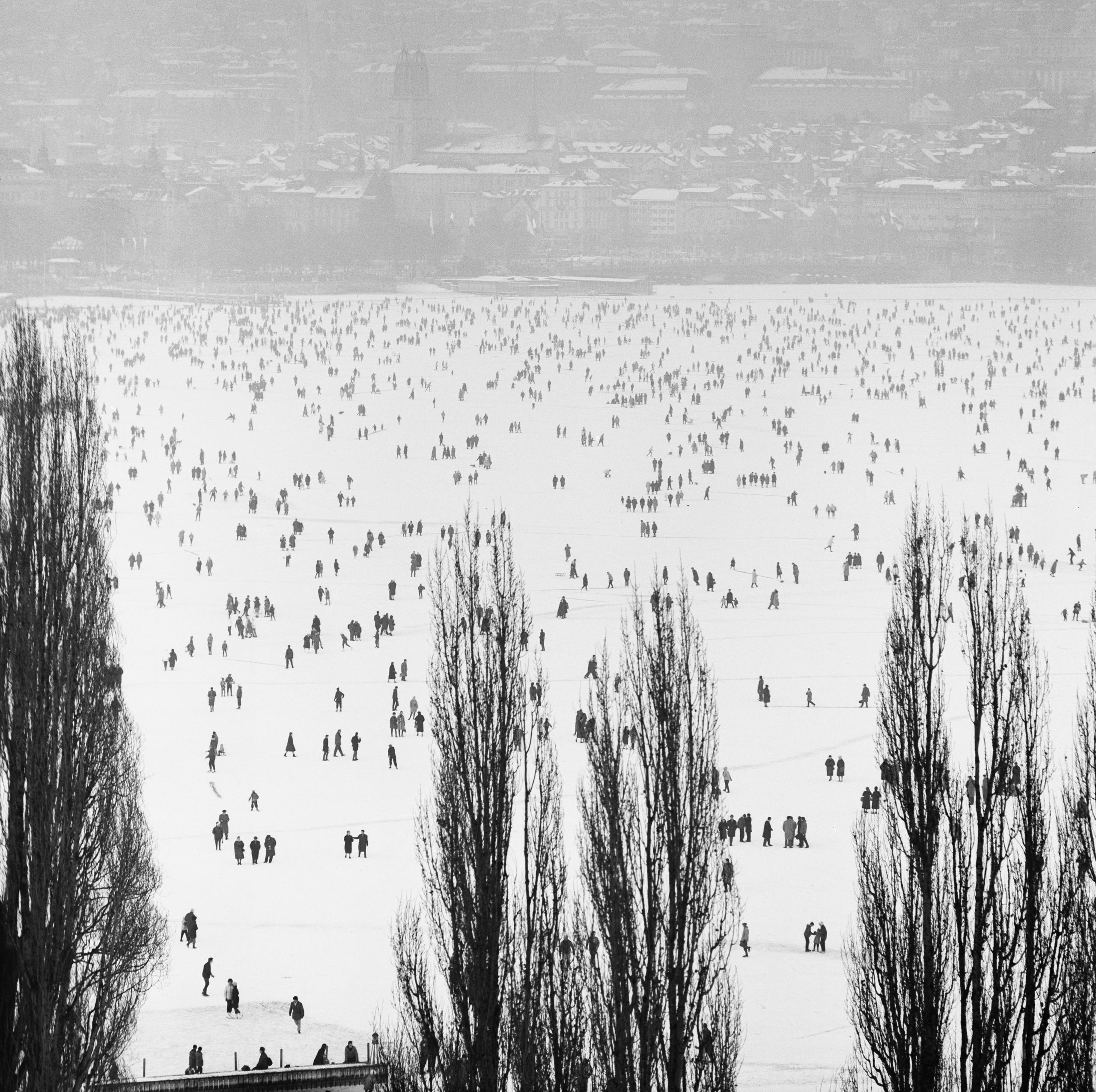 Muchas personas caminan sobre el congelado Lago de Zúrich
