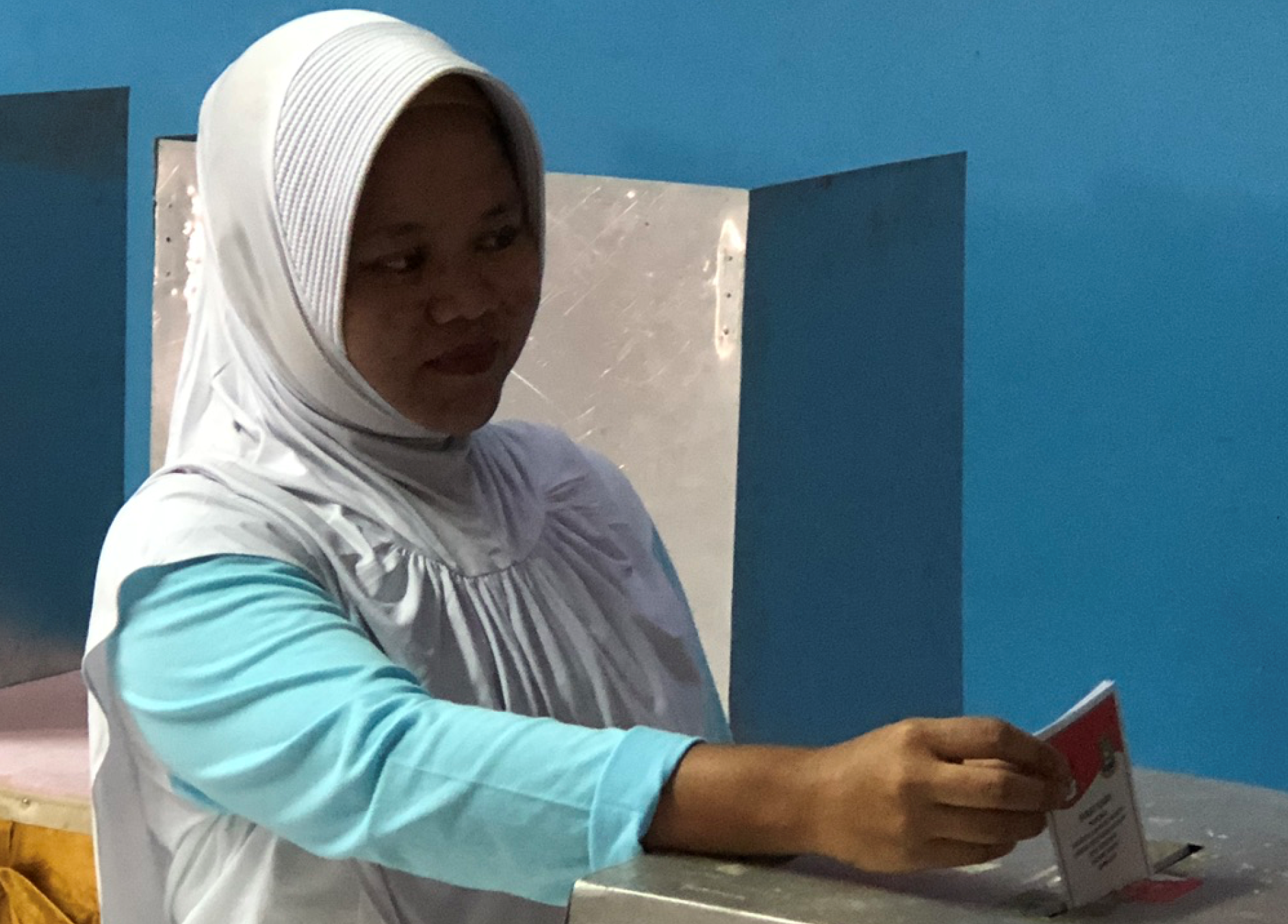 Woman in Indonesia casting her ballot