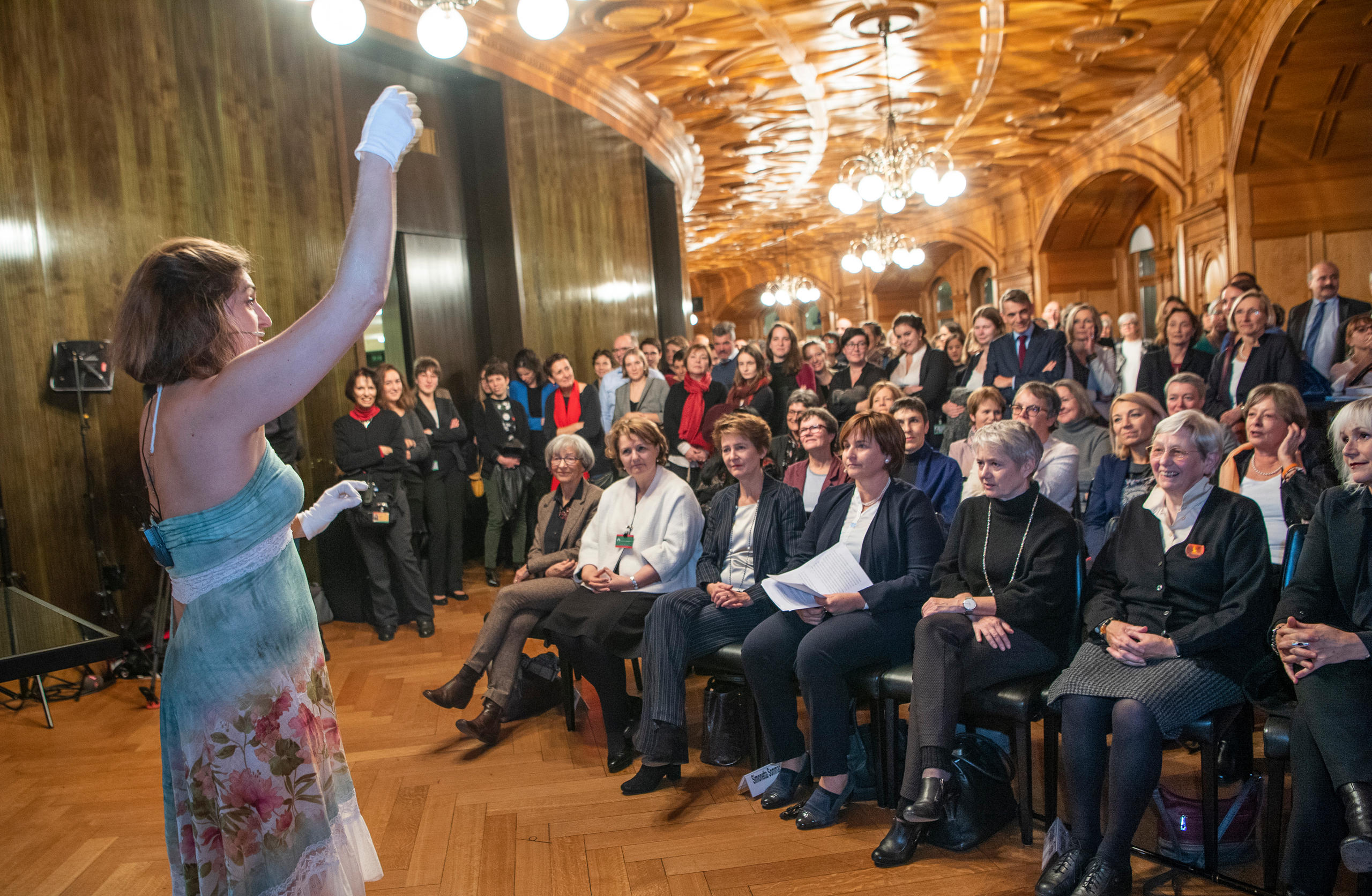 Una donna interpreta Venere davanti a una folta platea.