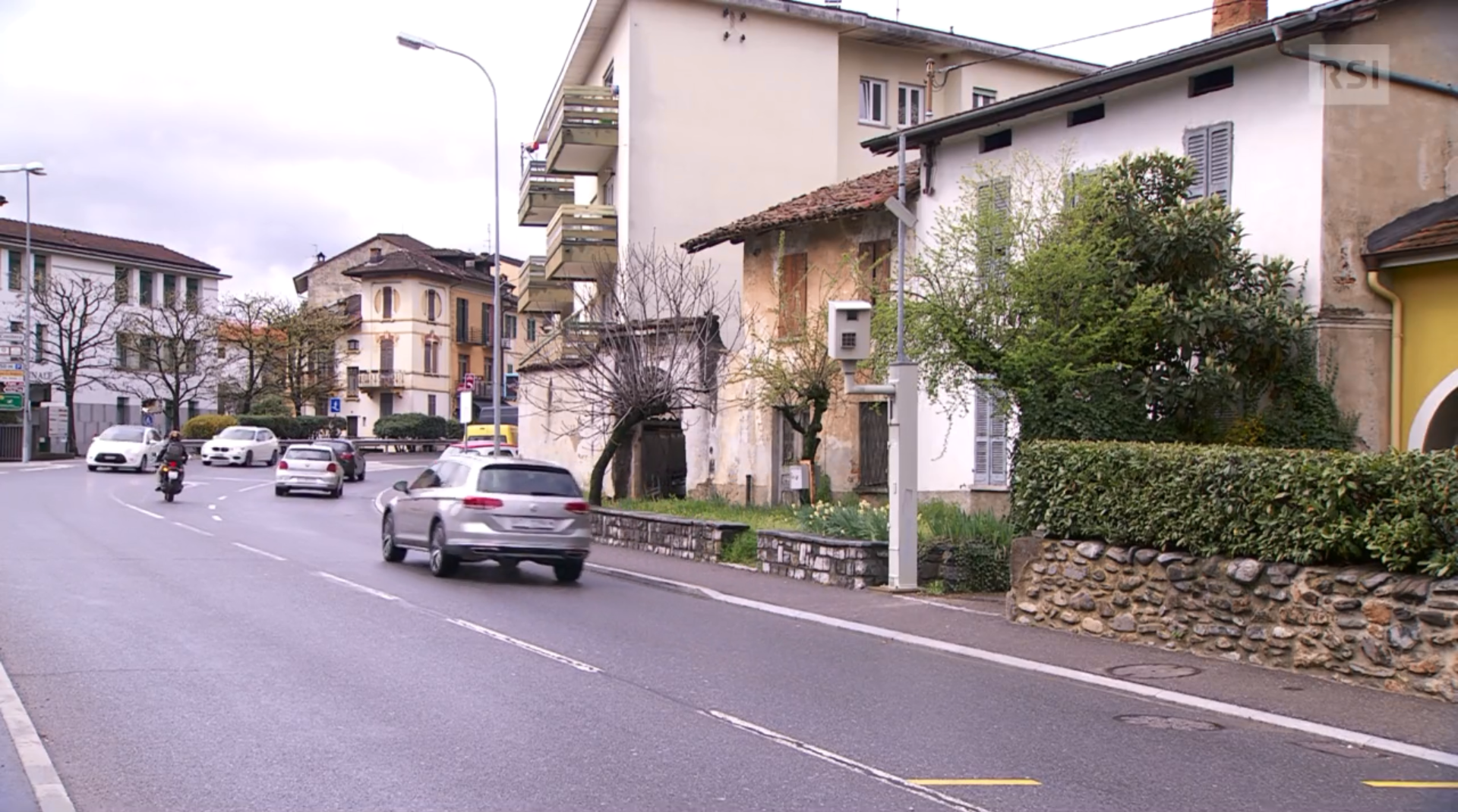 Un radar per rilevamento velocità installato a bordo d una strada, prima di una curva, in prossimità di passaggi pedonale