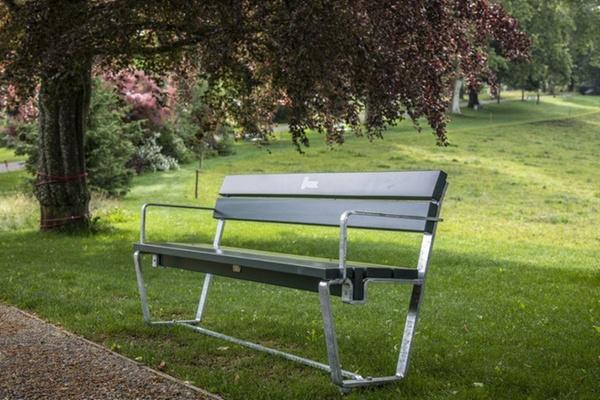 适合于老人和残疾人的长椅