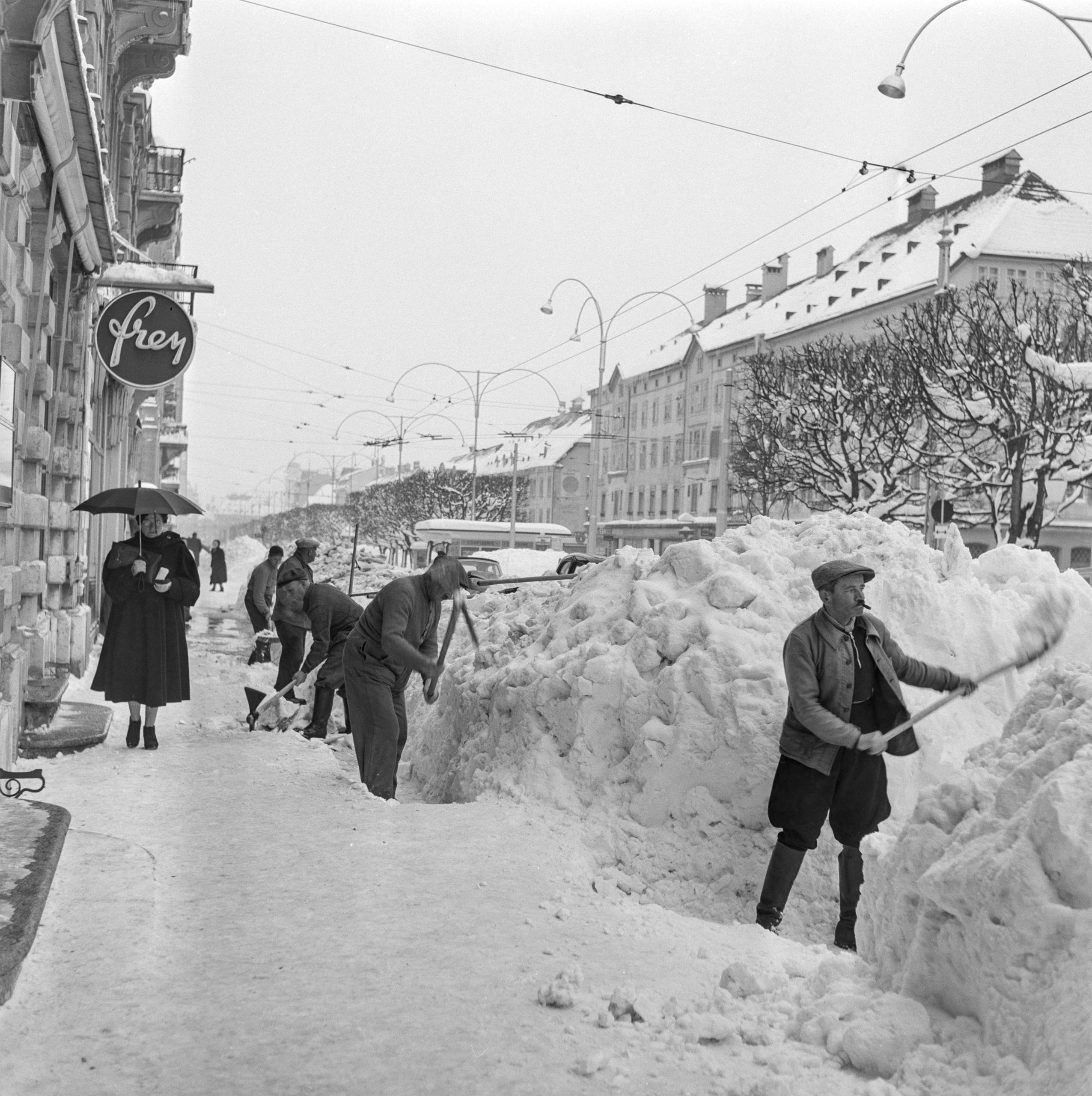 Männer beim Schneeschaufeln in La Chaux-de-Fonds