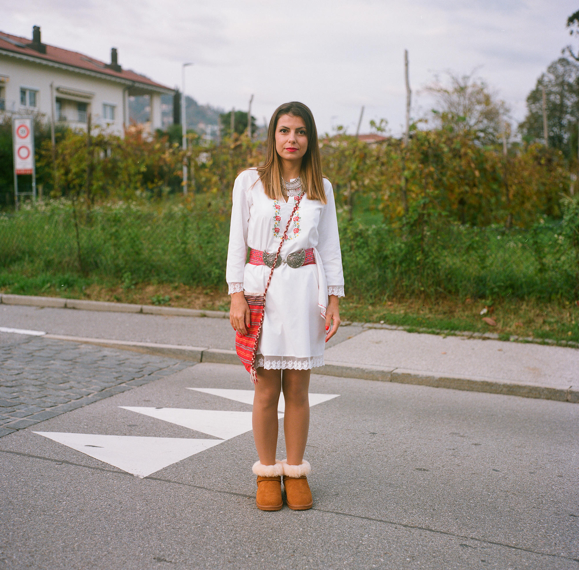 فتاة بلغارية بلباسها التقليدي