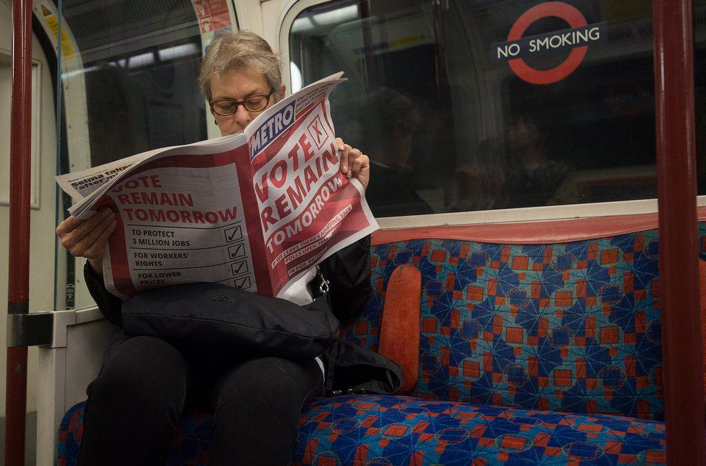 Frau in der Londoner Metro mit einer Zeitung pro Verbleib in der EU