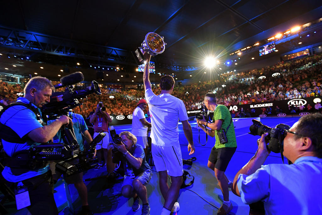 Roger Federer hält in Melbourne den Pokol in die Höhe