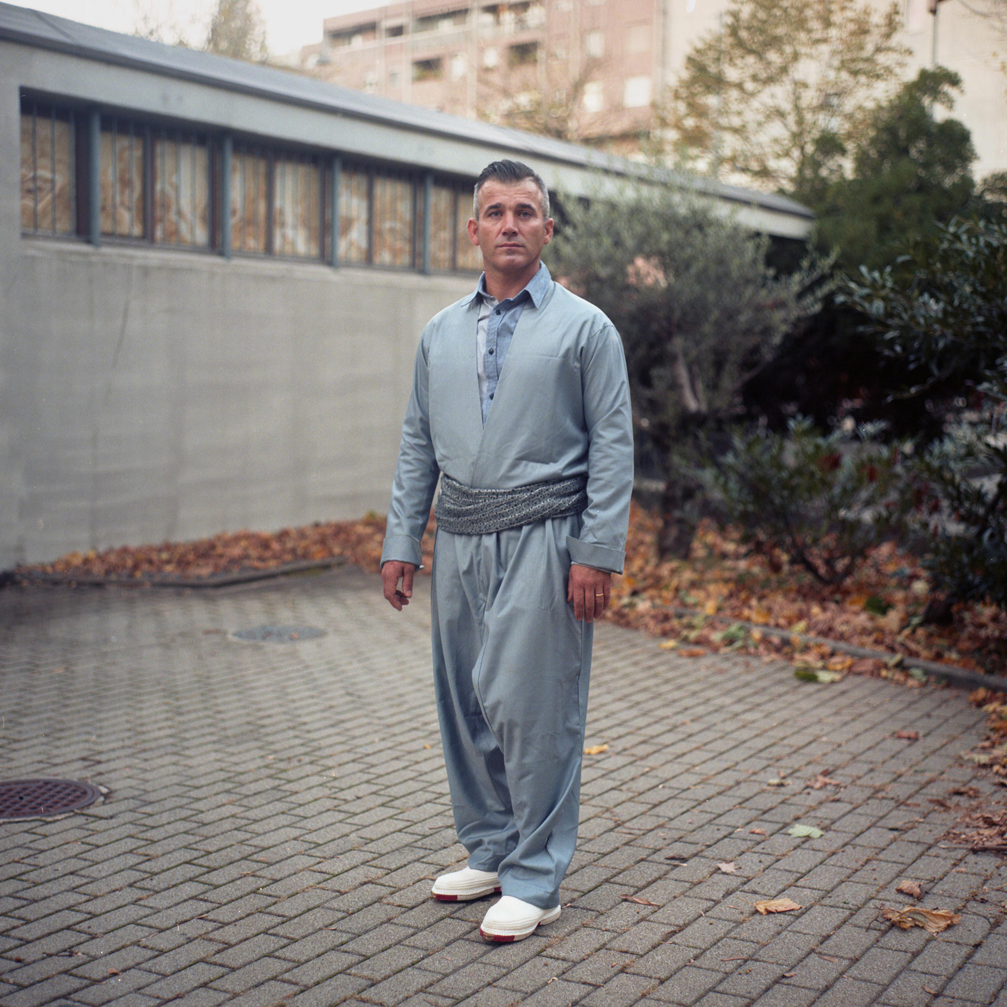 Hombre con vestimenta típica de Irak: combinado en gris con pantalõn un poco bombacho y fajilla