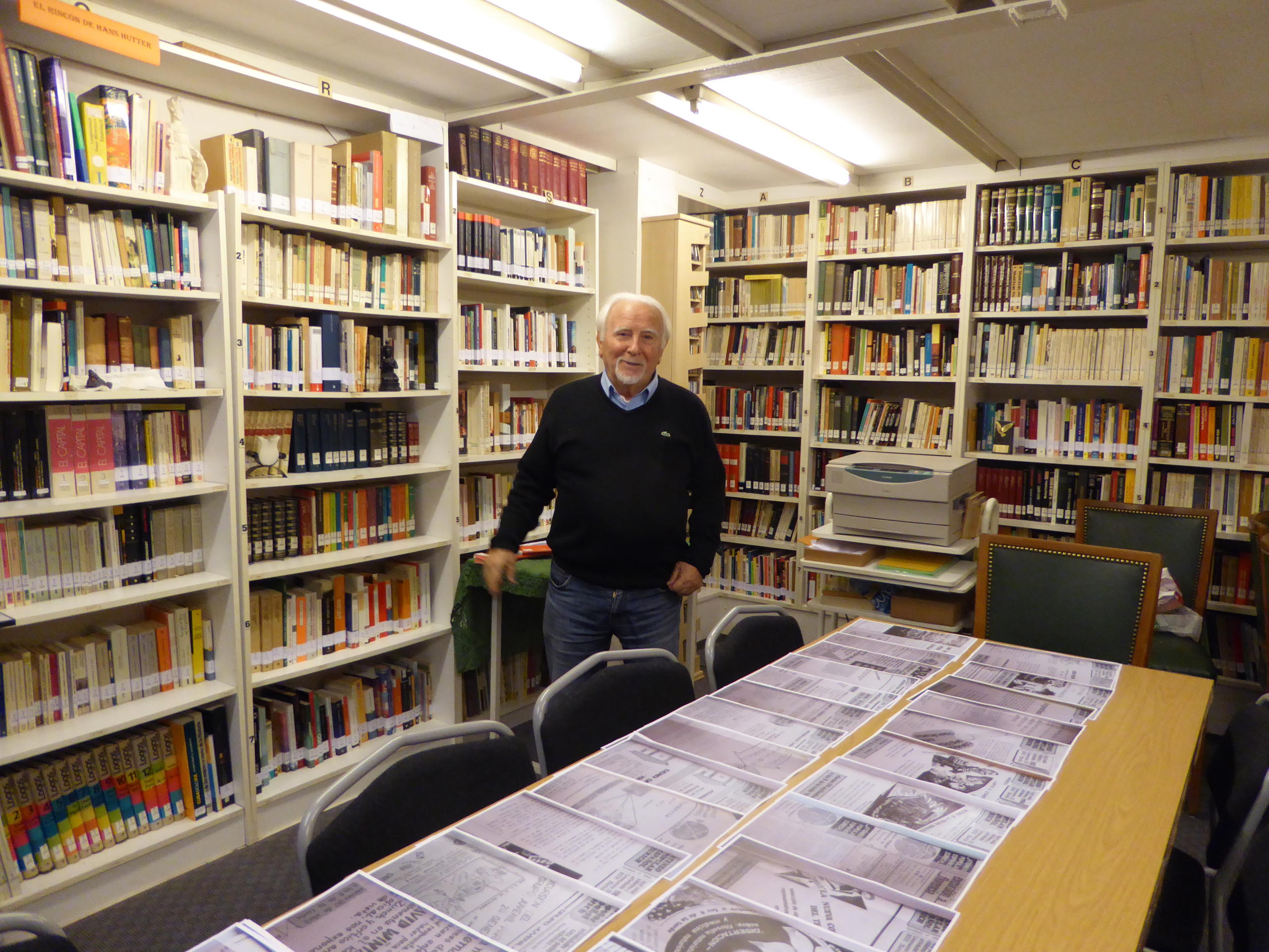 Un hombre mayor en la biblioteca del Ateneo