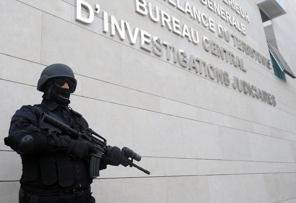 Soldato presidia la sede degli inquirenti a Rabat