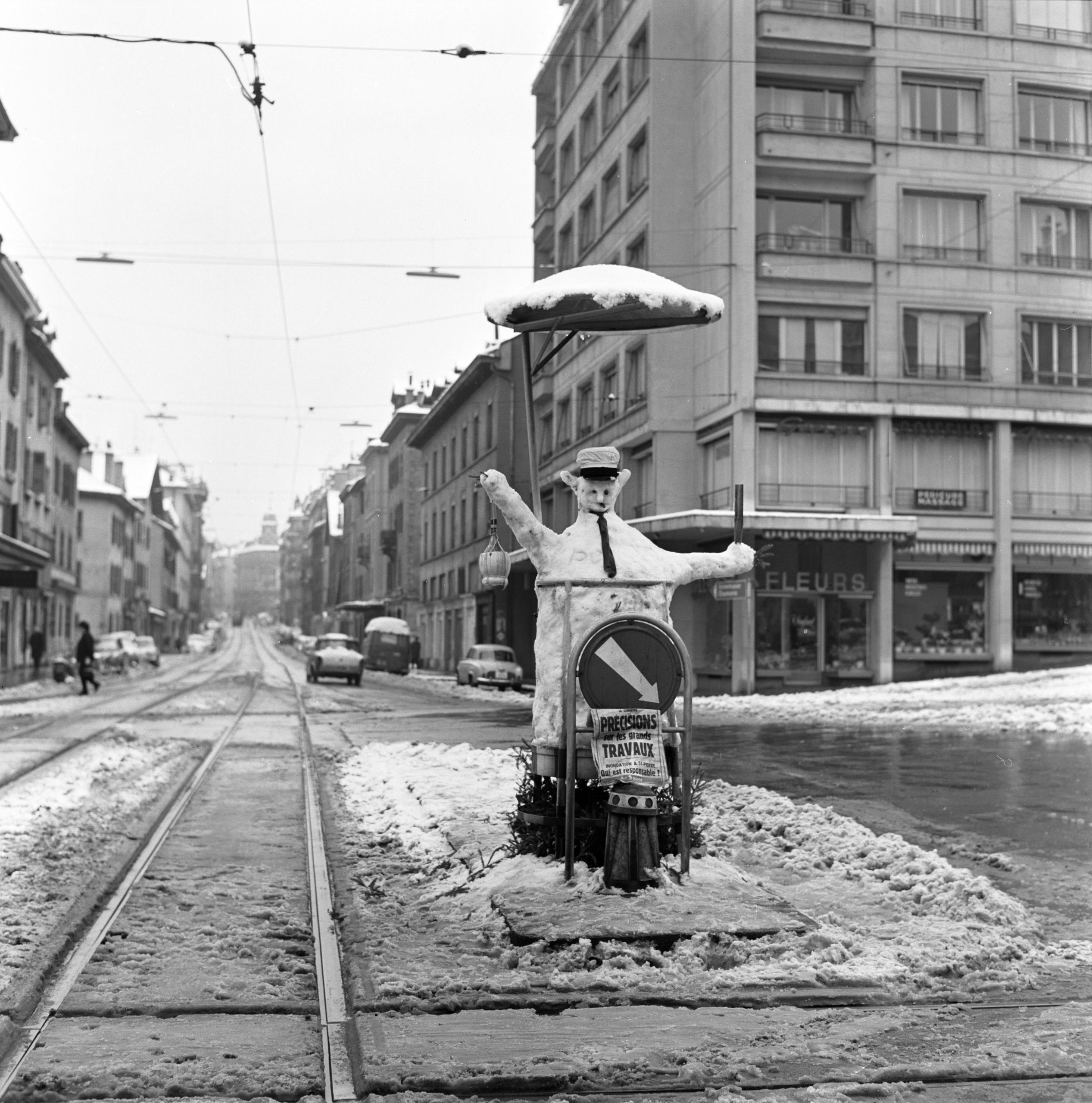 رجل ثلجي بجانب مسارات الترام