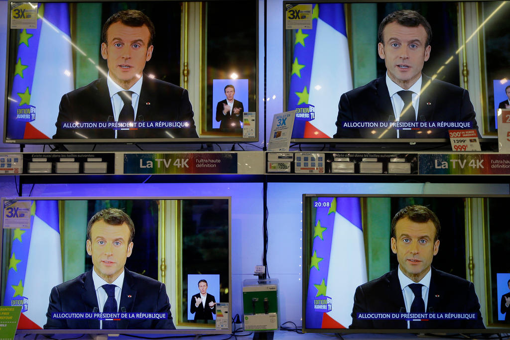 Emmanuel Macron mentre parla ai francesi sulle proteste di piazza