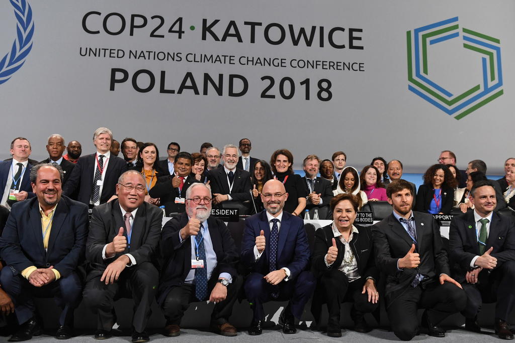 Foto di gruppo con sullo sfondo la scritta COP24, Katowice