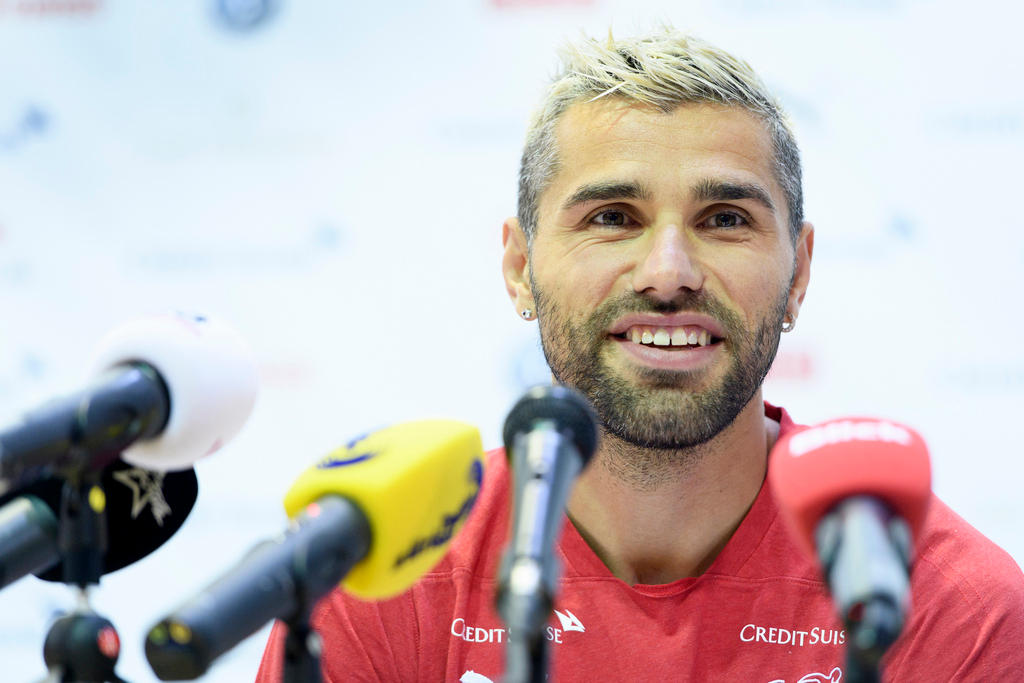 Fussballspieler mit Mikrofonen an einer Medienkonferenz