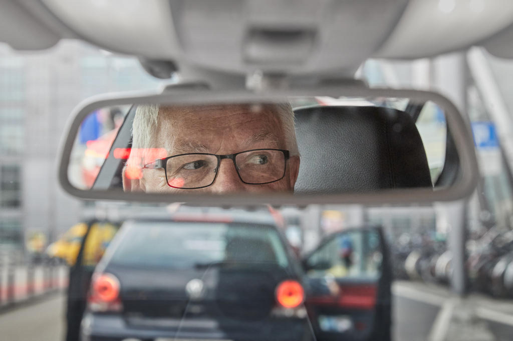 Älterer Mann im Rückspiegel