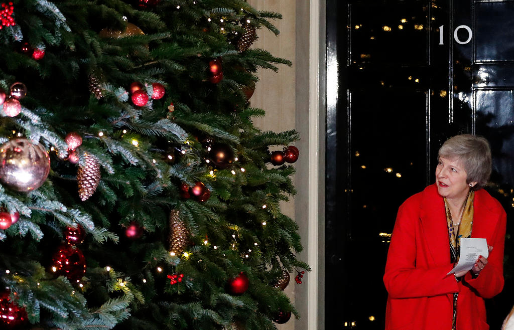 Theresa May freut sich vor ihrem Wohnsitz an Downing Street 10 über einen Weihnachtsbaum