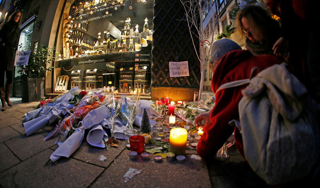 仏ストラスブールで１１日起きたテロの犠牲者に手向けられたロウソクや花