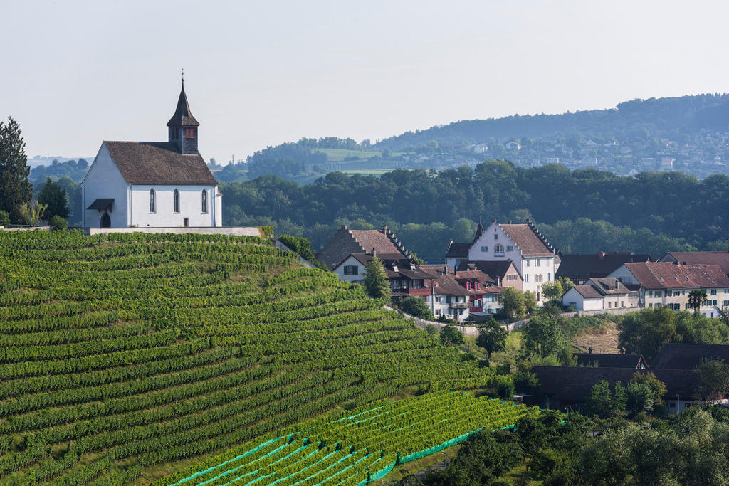 Eine Kirche auf einem Hügel – die Institution ist in der Schweiz immer weniger beliebt.