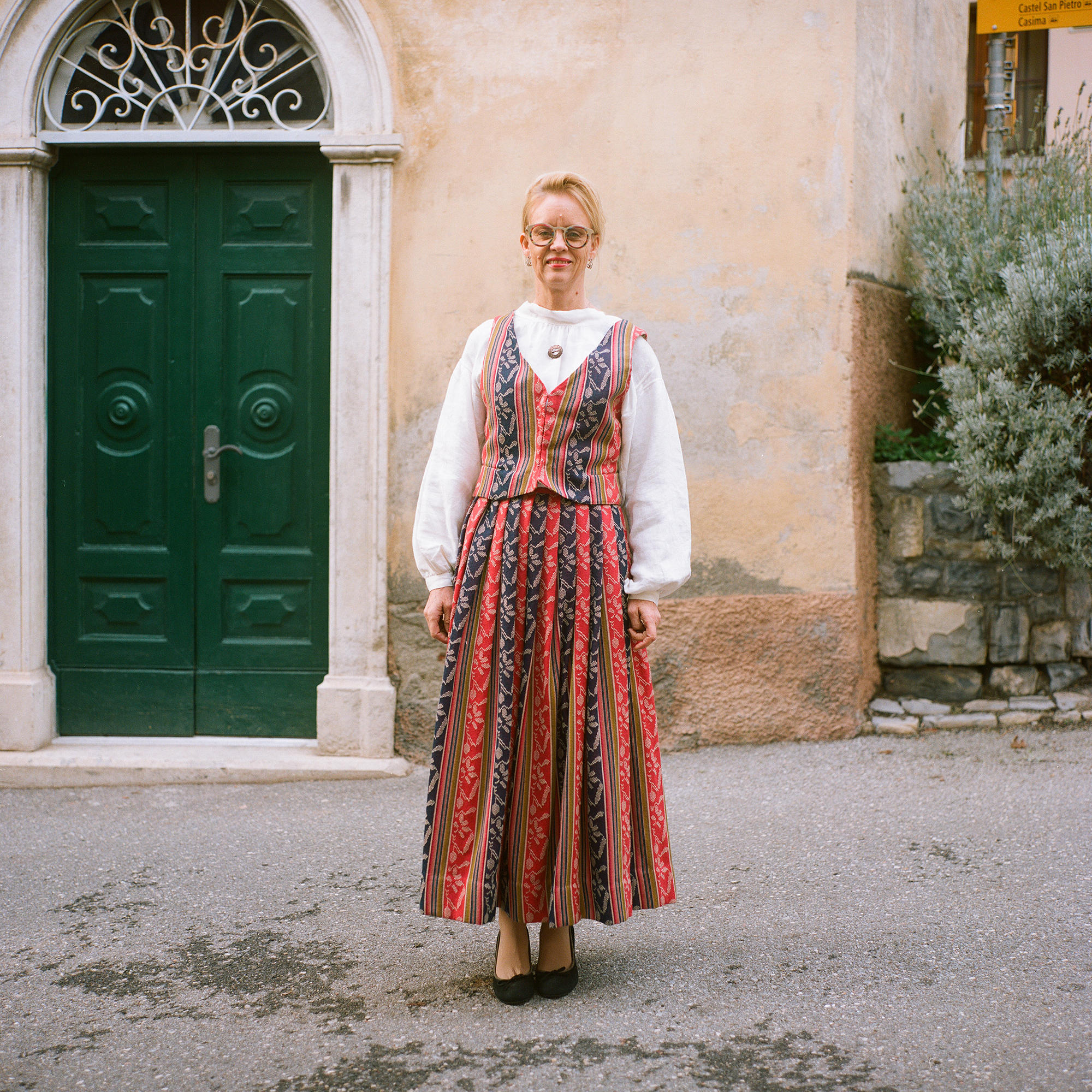 Mujer con vestimenta típica de Finlandia. Falda larga y chaleco con franjas verticales