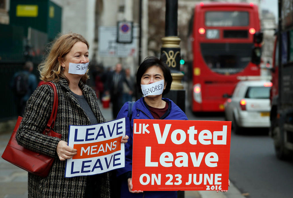 Zwei Brexit-Befürworterinnen mit Plakaten auf einer Strasse in London