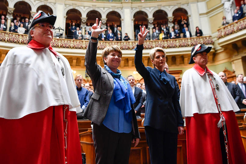 Viola Amherd und Karin Keller-Sutter zwischen zwei Bundesweibeln