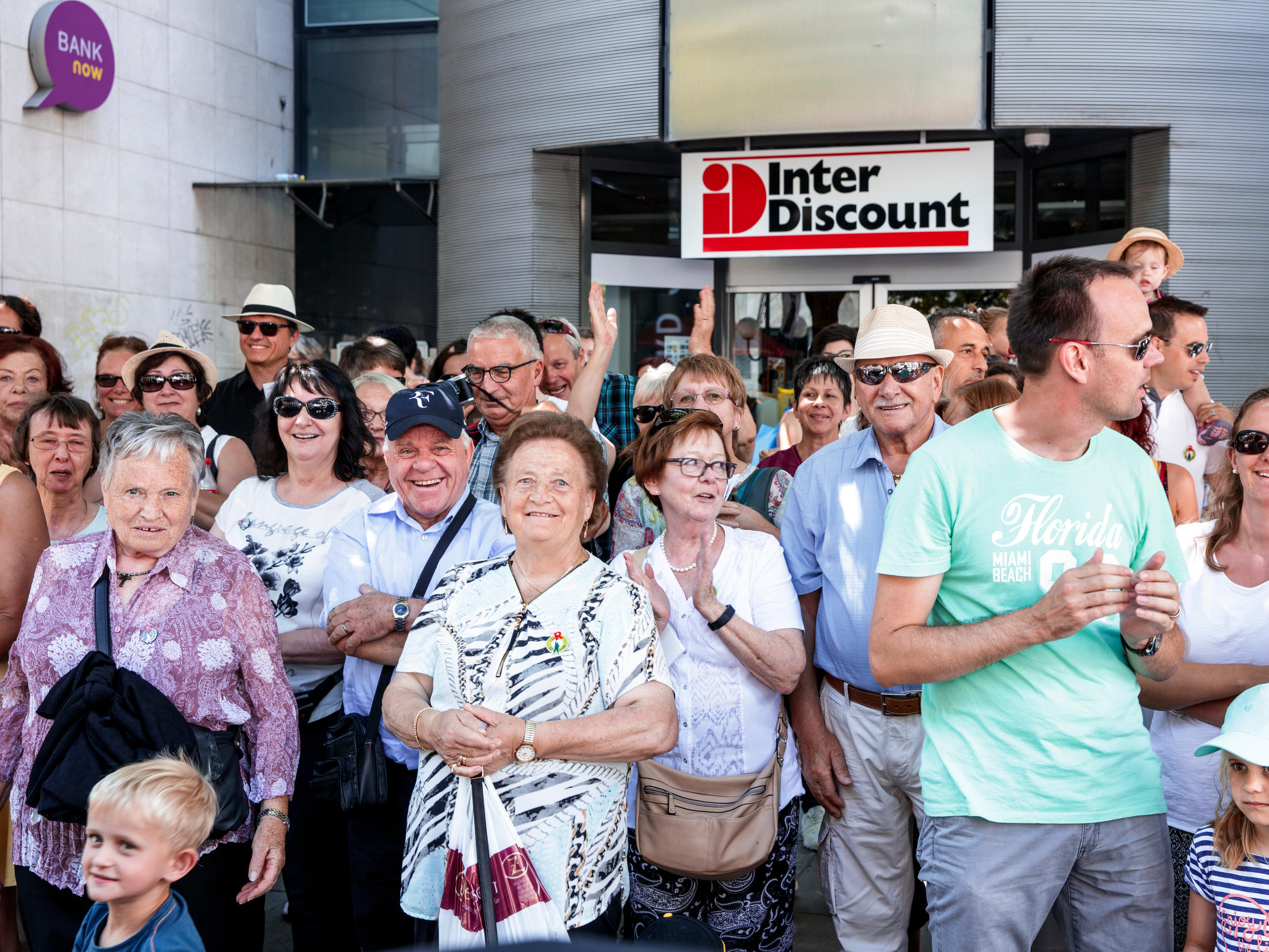 Des passants dans la rue saluent le conseiller fédéral Alain Berset.