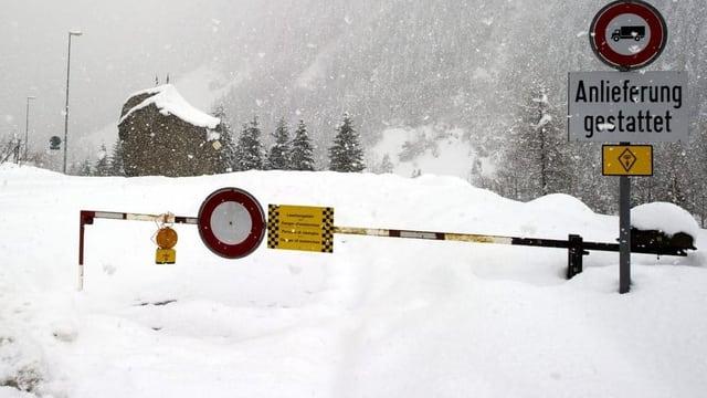 Placa de estrada coberta de neve