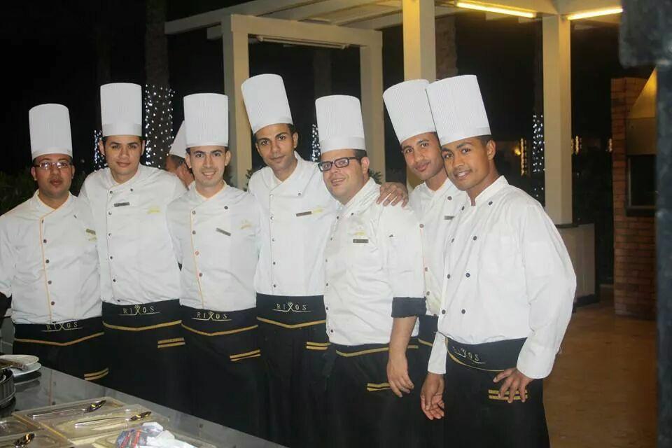 صورة جماعية لثمانية شيفات في مطعم فندق سويسري