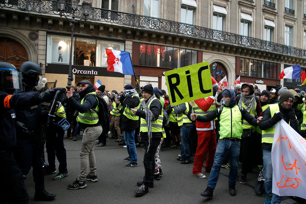 متظاهرون حاملون لسترات صفراء في شوارع باريس