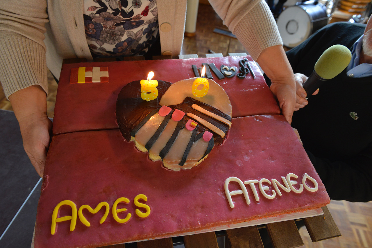 Tarta con velas del 50 aniversario del Ateneo