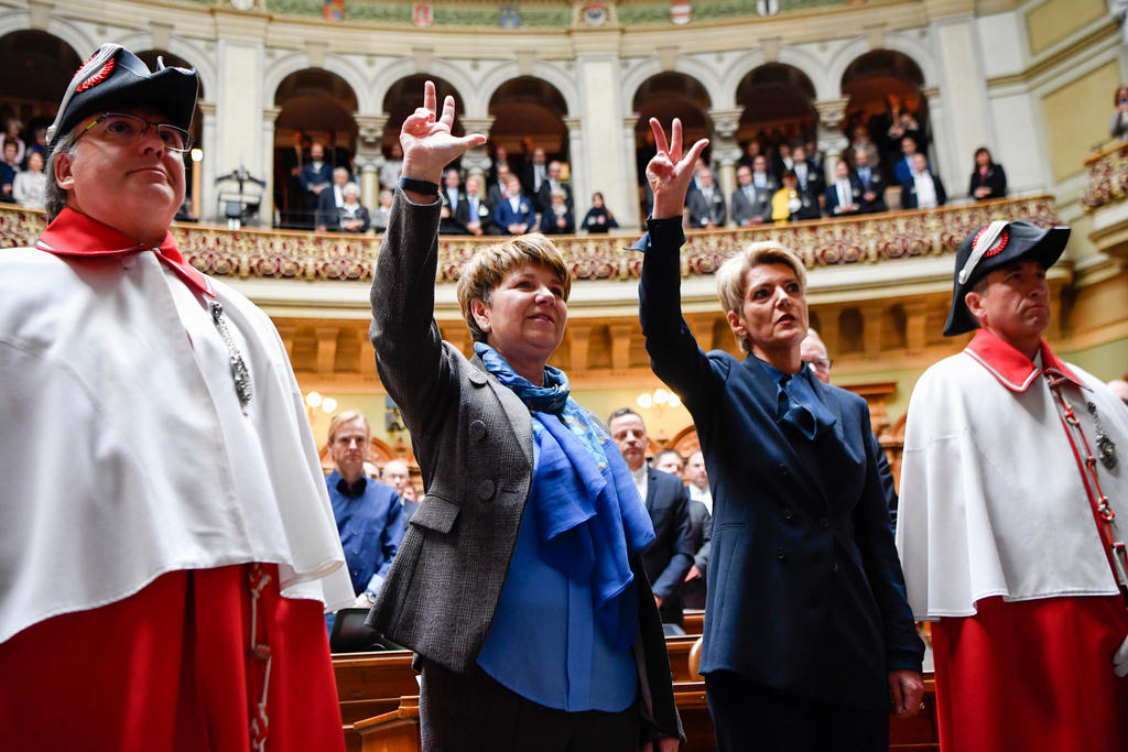 Viola Amherd (links) und Karin Keller-Sutter werden mit dem Schwur als Bundesrätinnen vereidigt