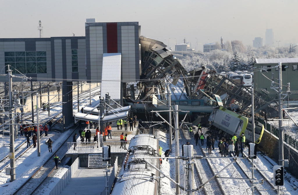 Passerella crollata su treno
