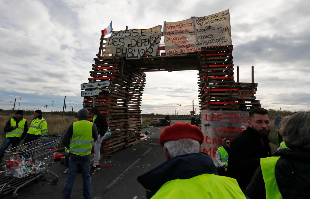 gilet gialli bloccano una strada