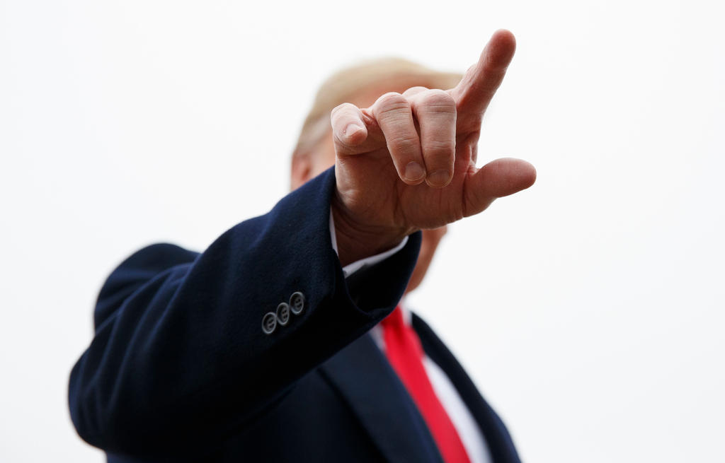 Donald Trump fazendo gesto de pistola