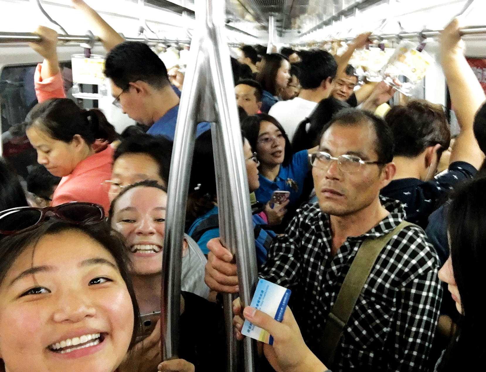 在北京拥挤的地铁场景