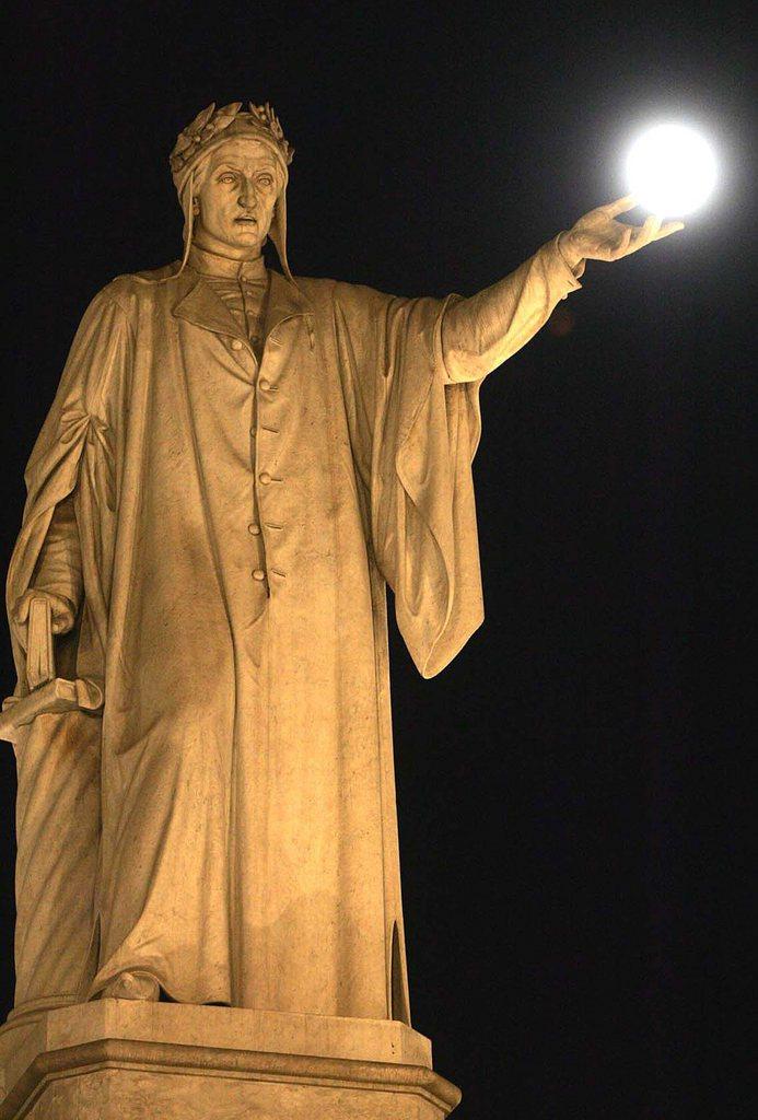 La statua di Dante Alighieri