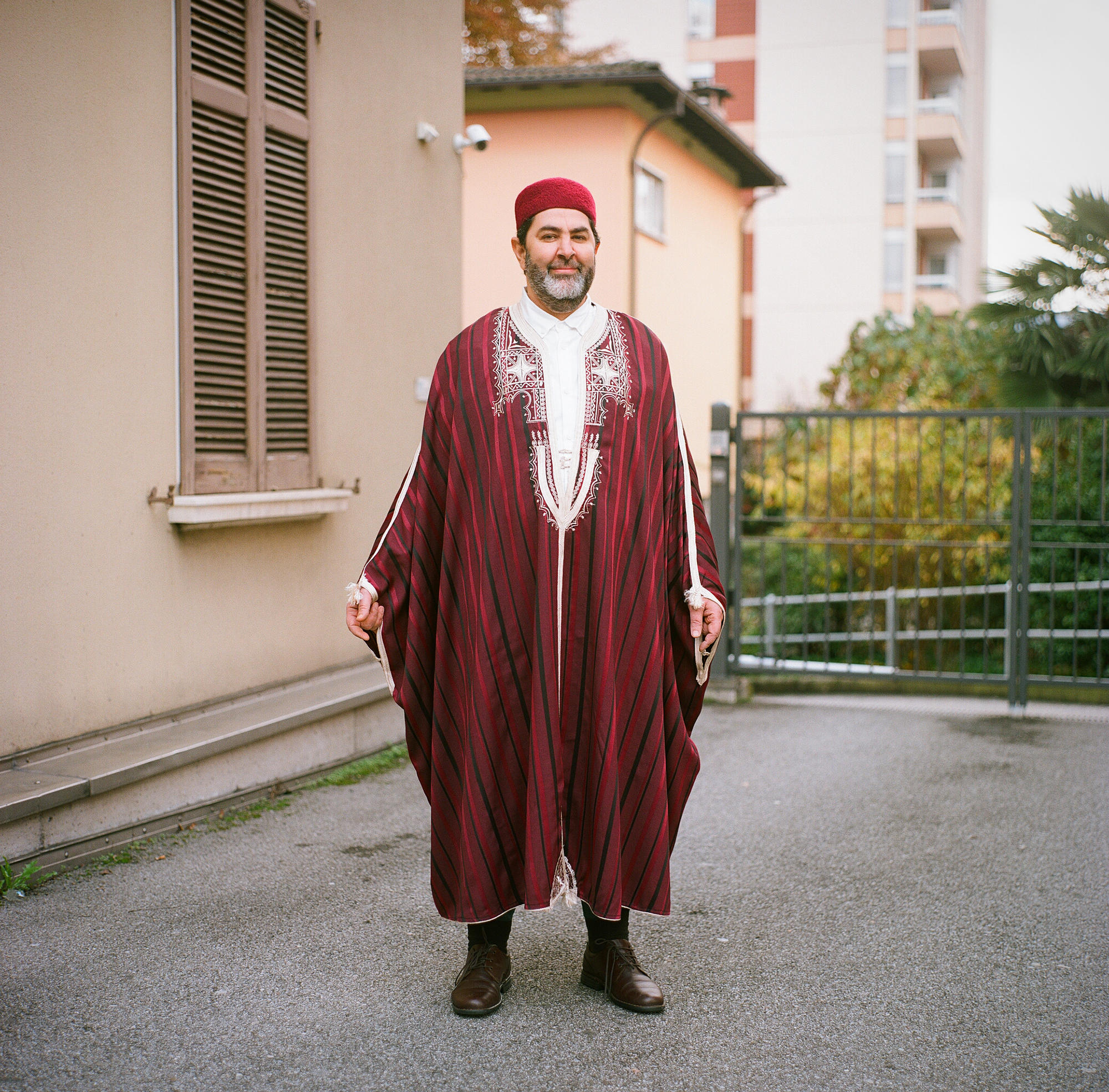 Hombre con vestimenta típica de Túnez Túnica amplia y especie de bonete redondo