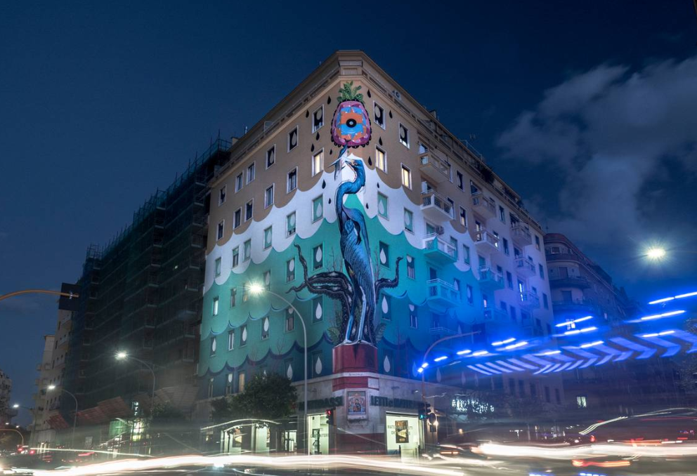 Il palazzo palazzo d angolo visto di notte e che raffigura un grande airone dipinto proprio sull angolo