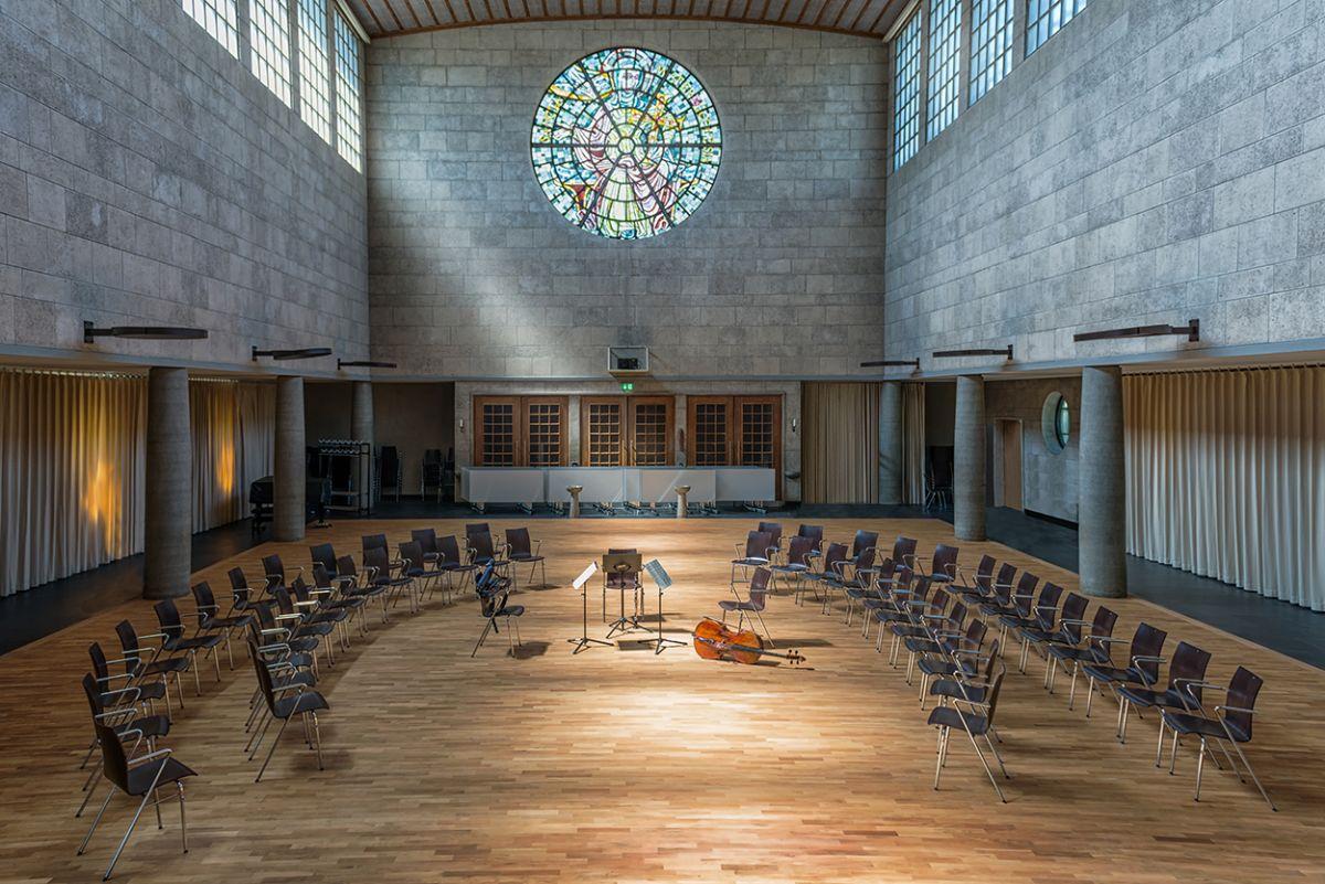 Des chaises et des instruments de musique au milieu d une église