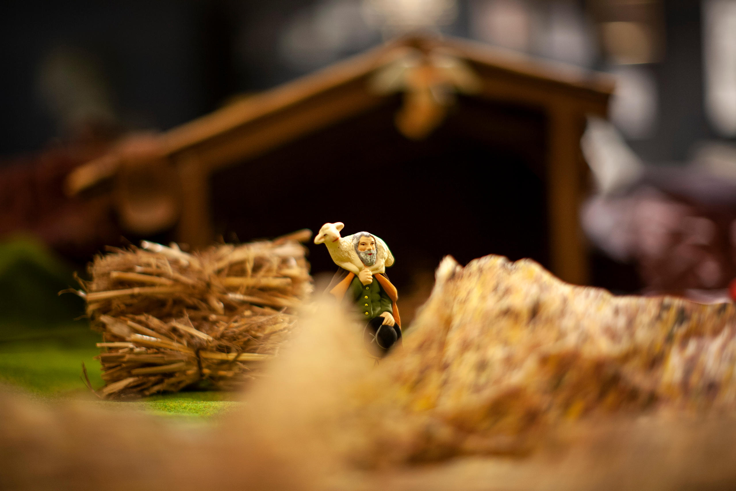 Figura de pastor delante de un pesebre.