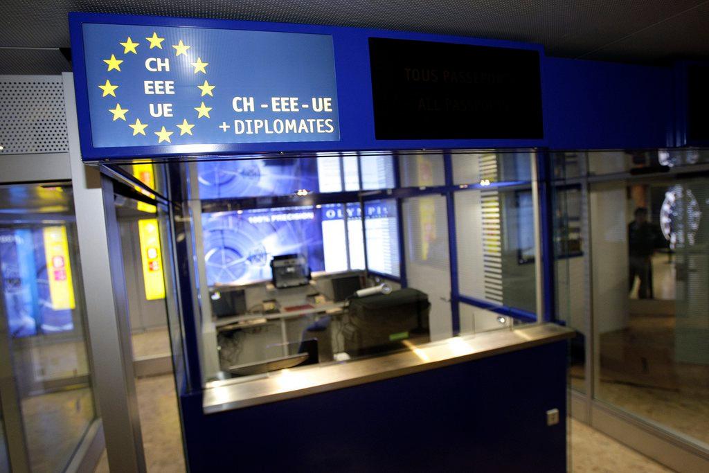Il controllo dei passaporti in un aeroporto: dove passano i cittadini Ue passano anche gli svizzeri