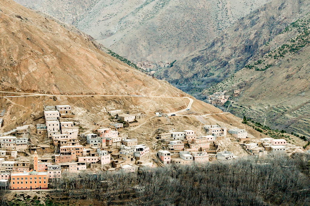 مساكن على سفح جبل في جنوب المغرب